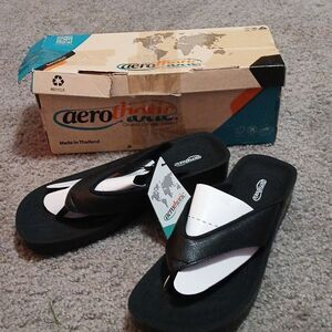 Aerothotic black sandals  Sz 7 NWT and comes with box